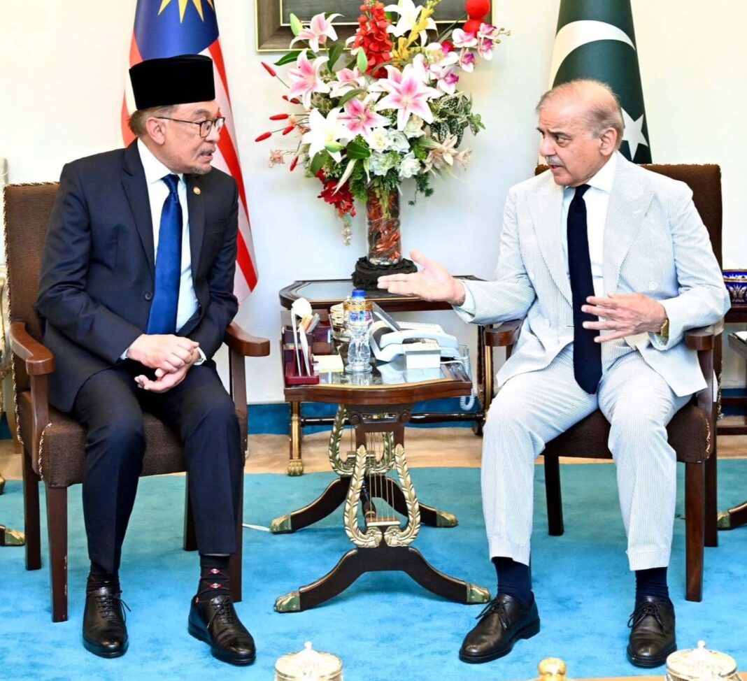 Pakistan, Malaysia PMs Reaffirm Commitment to Strengthen Bilateral Partnership