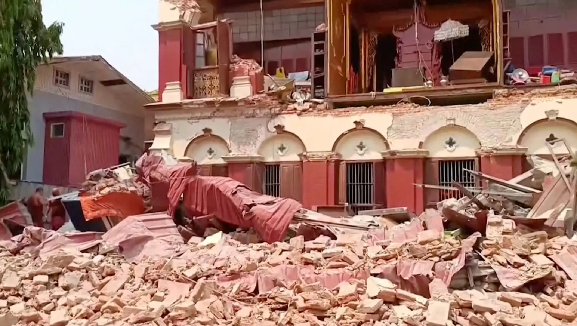 Myanmar Earthquake Death Toll Surpasses 1,000 as Global Aid Arrives