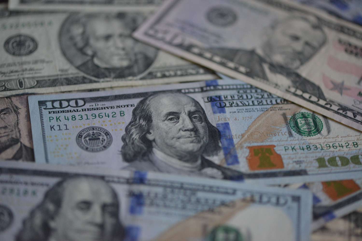 Dollar Falls to Three-Year Low Amid Trump’s Criticism of Fed Chair Powell