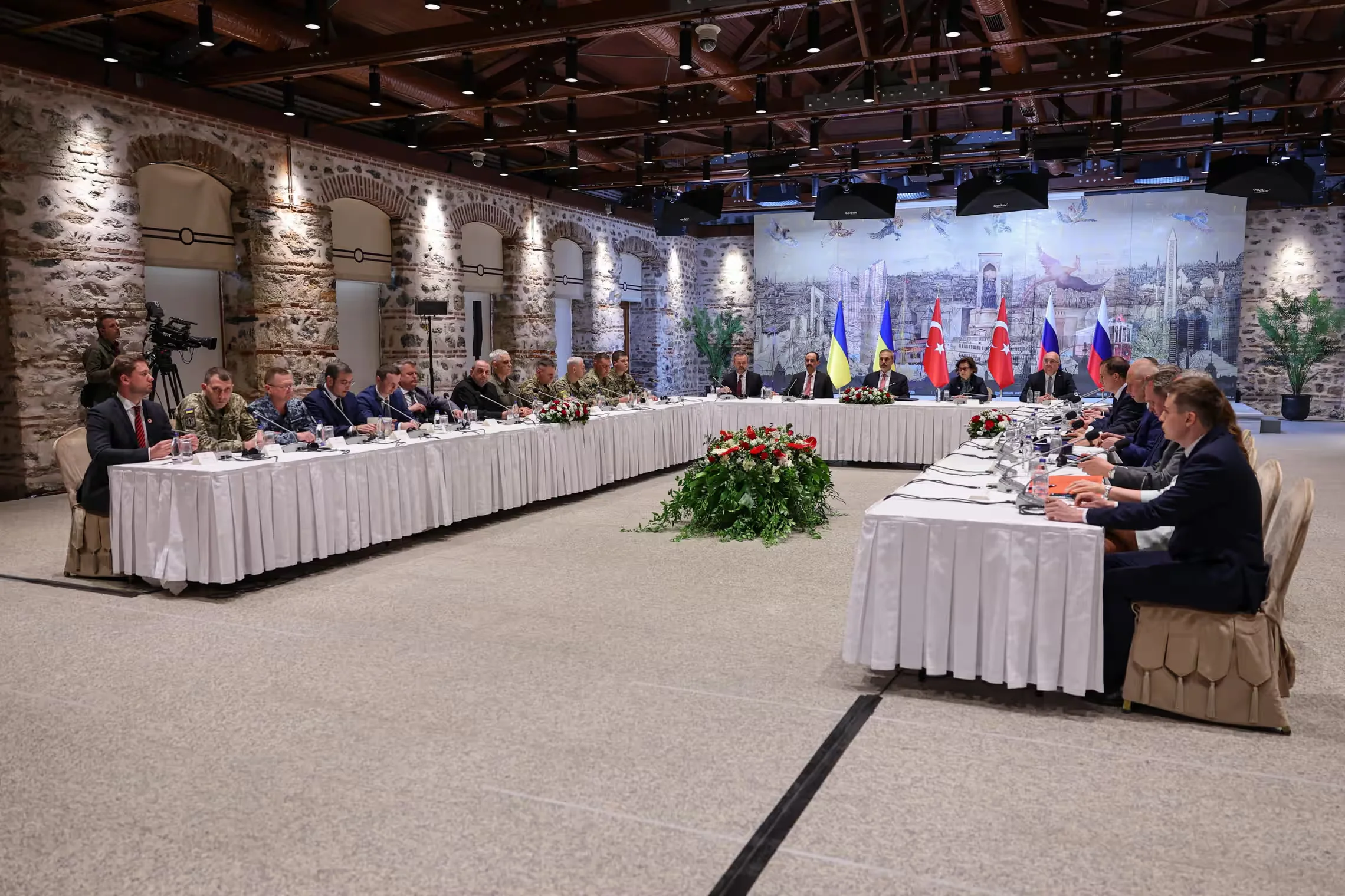 Russia and Ukraine Reopen Direct Peace Talks in Istanbul After Three Years