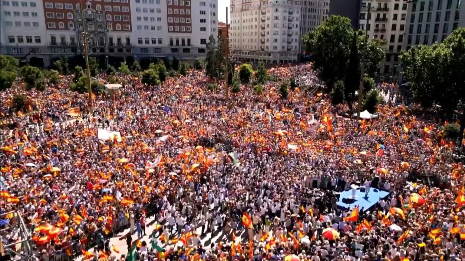 Mass Protest Erupts in Madrid Over Corruption Claims Against Sánchez