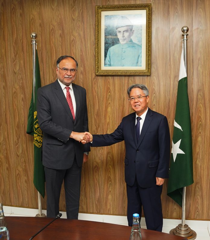 Pakistan, China Reaffirm Strategic Partnership Ahead of Crucial CPEC Talks