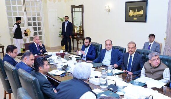 Pakistan PM Prioritizes Expanding Tax Base, Easing Burden on Poor