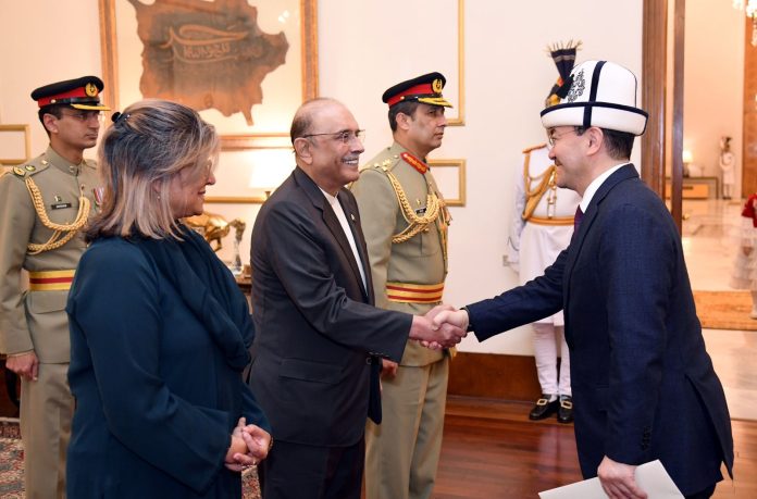Pakistani President Receives Credentials from Envoys of Five Countries