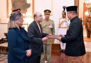 Pakistani President Receives Credentials from Envoys of Five Countries